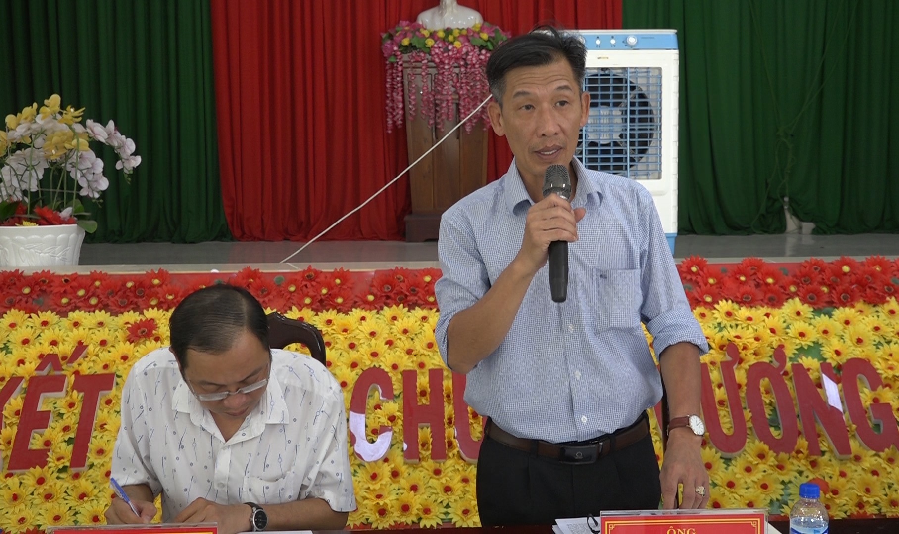 đồng chí Phó Chủ tịch UBND huyện thông qua hiện trạng tiểu khu 267, 268 tại buổi đối thoại